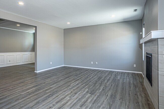 Building Photo - Beautiful 4 bedroom, 2.5 bath home in Rain...