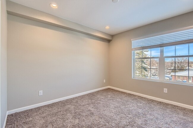 Building Photo - Stunning 2023 - Built Townhome near Edgewater