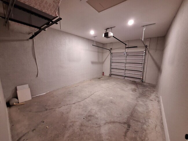 Building Photo - Available with ZERO DEPOSIT MOVE-IN!
