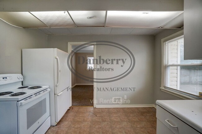 Building Photo - 1017 Searles Rd