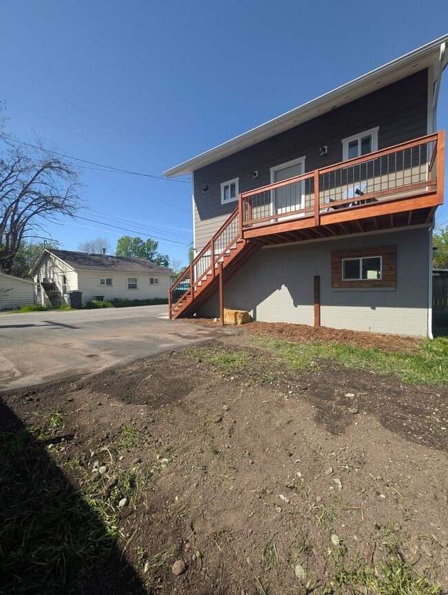 Building Photo - Modern One-Bedroom Above-Garage Apartment in Central Missoula