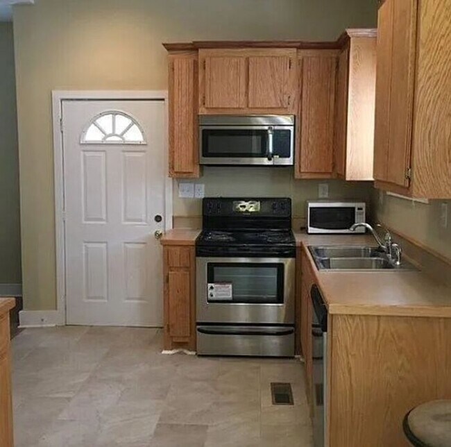 Building Photo - 139 Alexander St