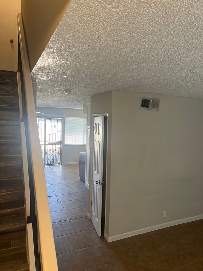 Building Photo - 3 Bedroom 1.5 Bathroom   Cheyenne & Civic ...