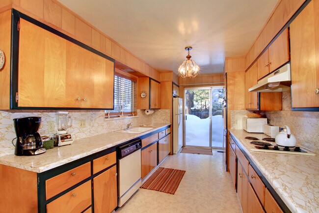 Building Photo - 865 Stanford Ave