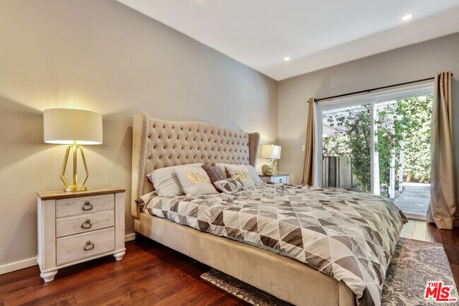 Building Photo - 809 N W Knoll Dr