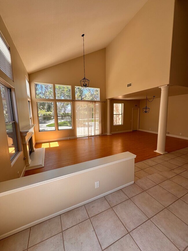 Building Photo - Great 4 bedroom Moorpark Home in Great Nei...