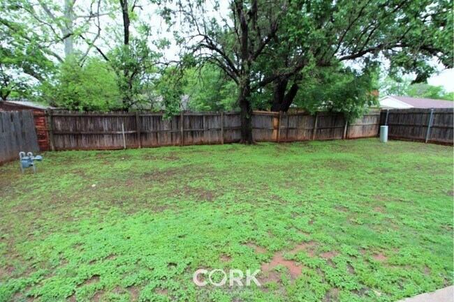 Building Photo - 927 Castle Rd