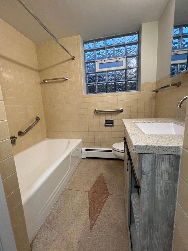 Building Photo - 9533 Schiller Blvd