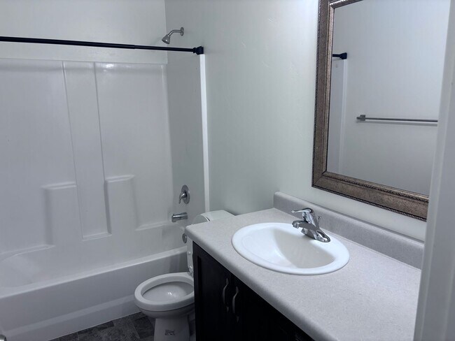 Building Photo - 4 bed | 2 1/2 bath | 2 car garage in Deser...
