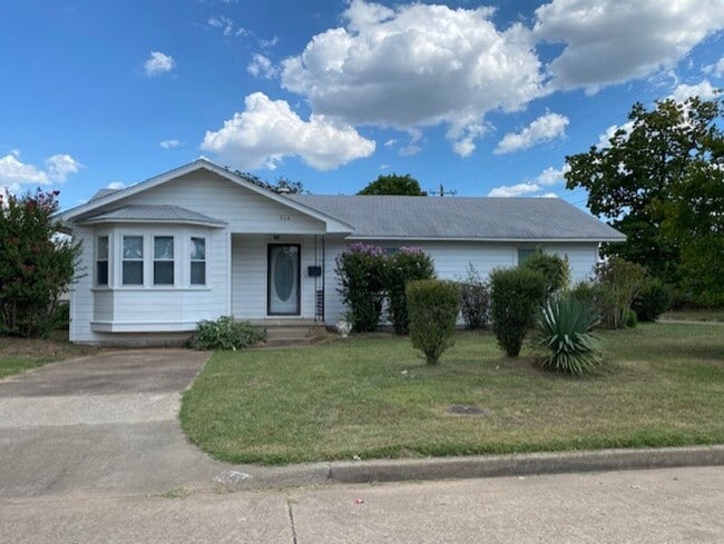 Building Photo - 3 Bed, 2 Bath Corner Lot in Tulsa!