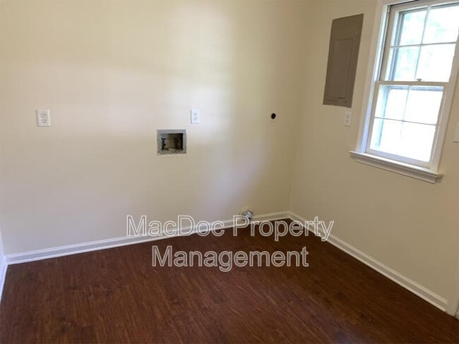 Building Photo - 918 Churchill Dr