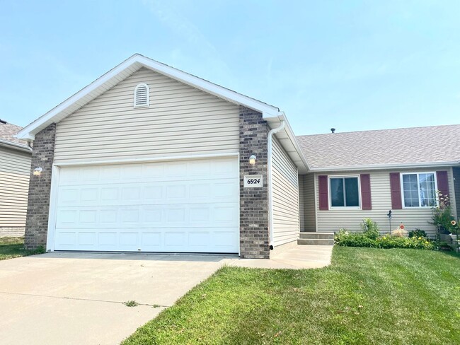 Building Photo - 3 Bedroom and 3 Bathroom Duplex. Available...