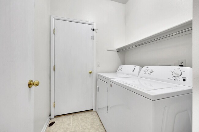 Building Photo - $2,100.00 - 3 Beds, 2 Baths, Single Family...