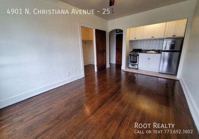 Building Photo - East Albany Park - Updated Top-Floor Studi...