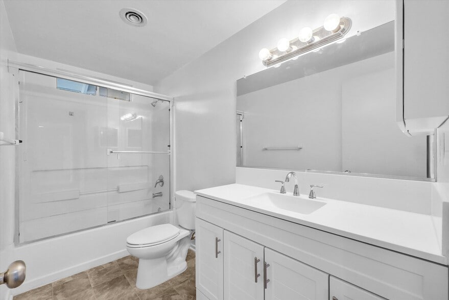 Middle bath - 13981 Brenan Way