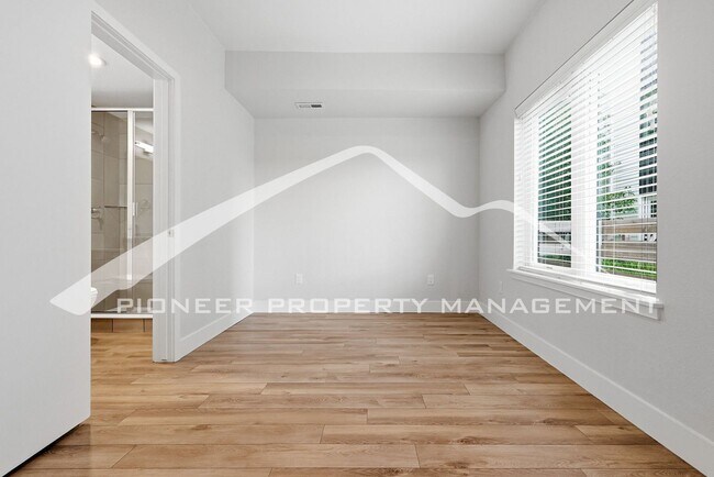 Building Photo - Spacious Townhouse with Central AC and 2-Car Garage