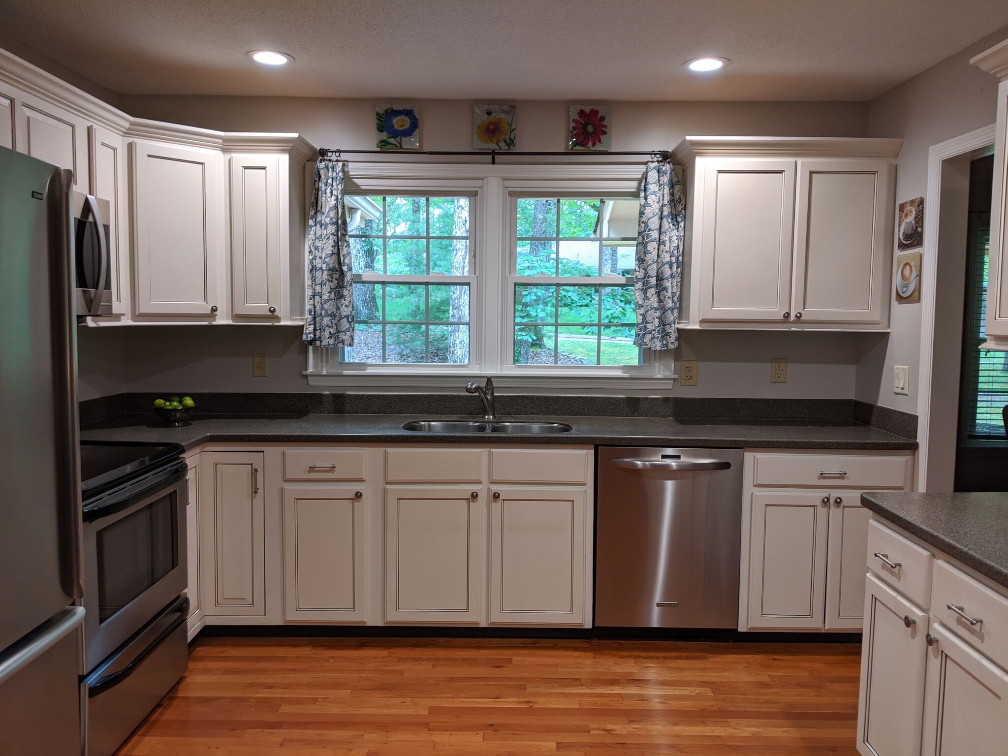 Recently updated kitchen. All appliances are stainless steel. - 303 Ferncliff Dr