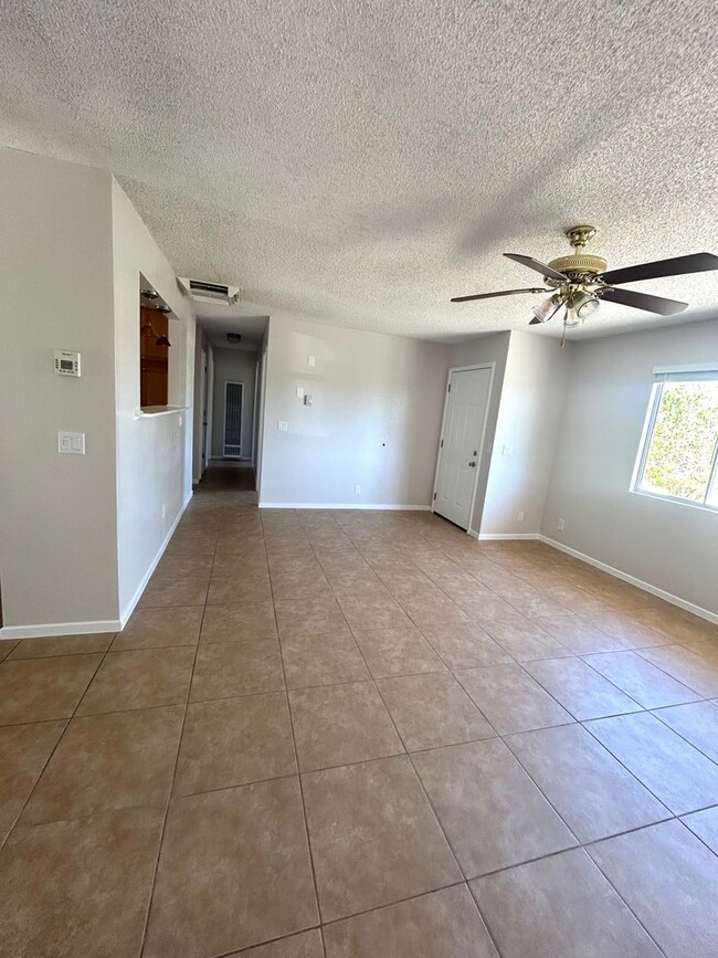 Building Photo - 3 Bedroom/ 2 Bathroom
