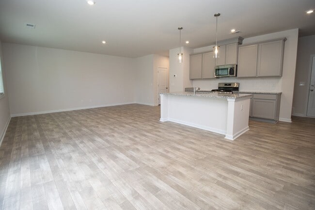Building Photo - Spacious 4-Bedroom Home - Convenient to Fo...