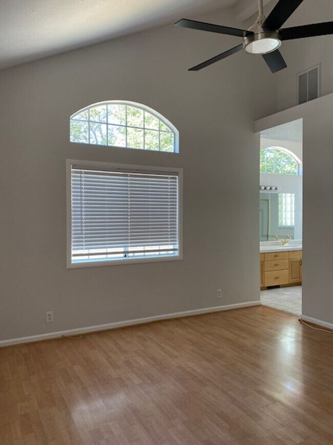 Building Photo - Spacious updated home with 3 downstairs be...