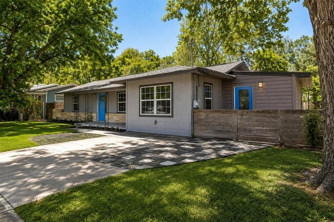 Building Photo - 2105 Fort View Rd