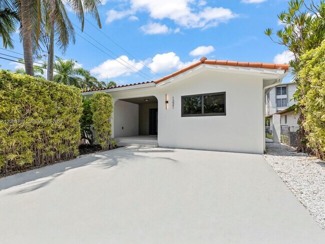 Building Photo - 1221 Biarritz Dr