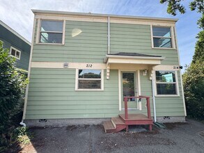 Building Photo - 3 Bed, 1.5 Bath overlooking the Rose Garden and Willamette River bike path in Whiteaker