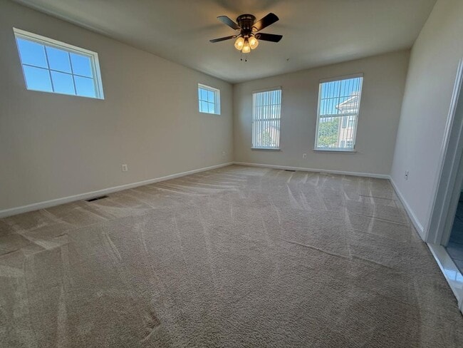 Building Photo - 5585 Peregrine Wy