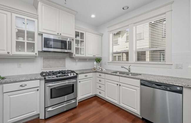 Building Photo - 619 SW Foresta Ter