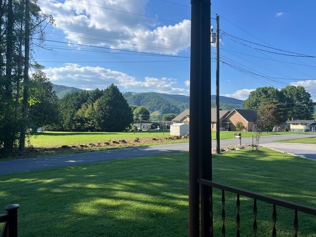 Building Photo - 2 bedroom, 1.5full bath House for rent on ...