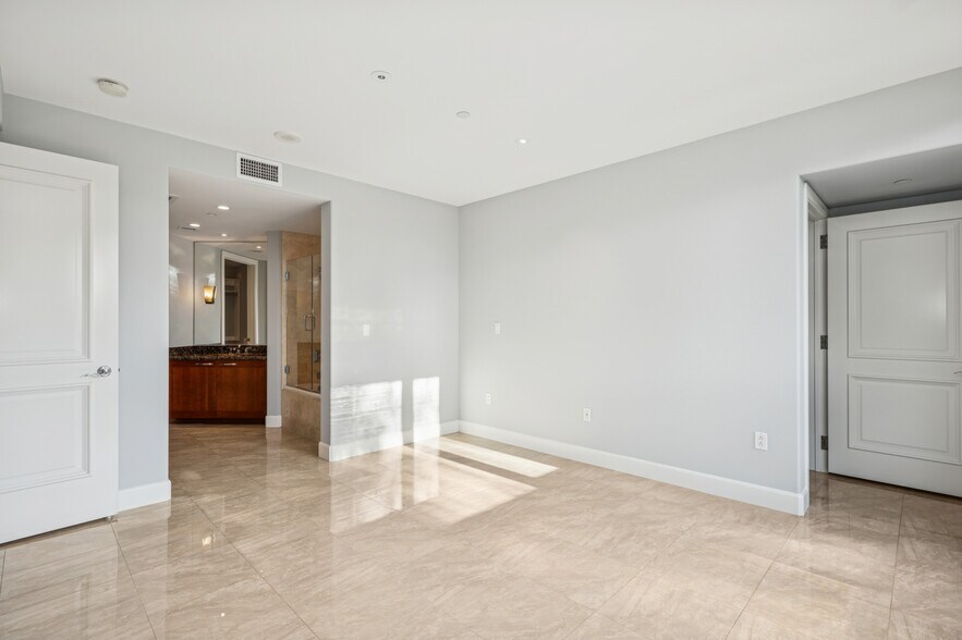 Building Photo - 5047 Scholarship