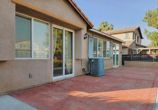 Building Photo - 4BD 3.5BA Waterfront Home on Cul-De-Sac in...