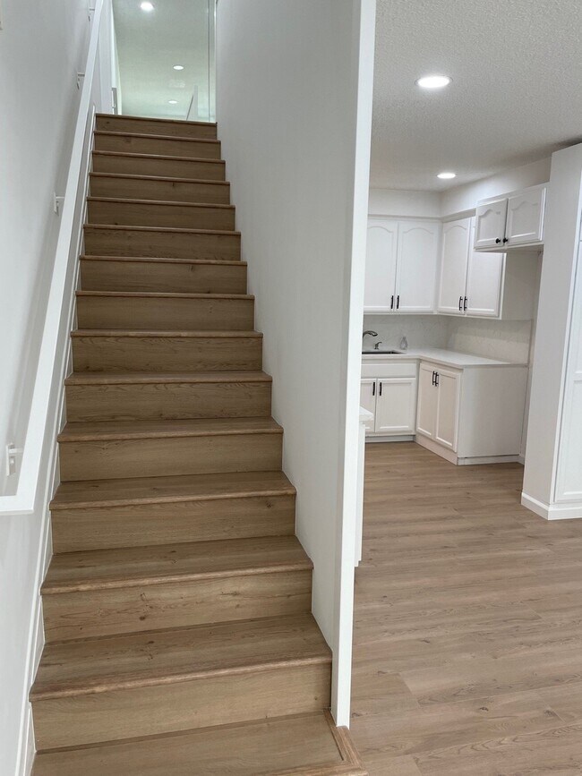 Stairs to bedroom and bathroom - 11025 Kittridge St