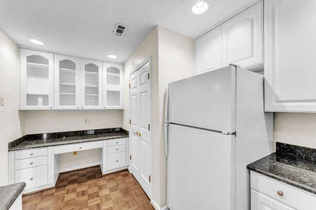 Building Photo - Beautiful 2-Bed, 2-Bath Condo with Elegant...