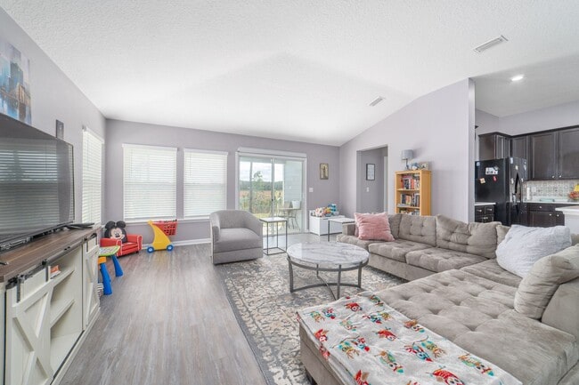 Building Photo - Welcome to Williamstown