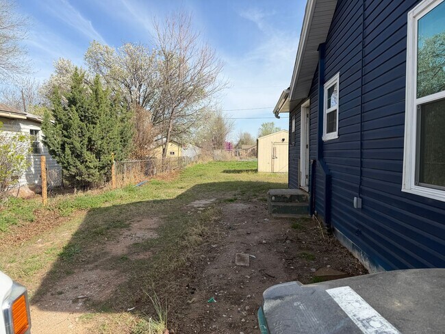 Building Photo - 2 bed cute home