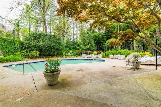 Building Photo - 2865 Lenox Rd NE