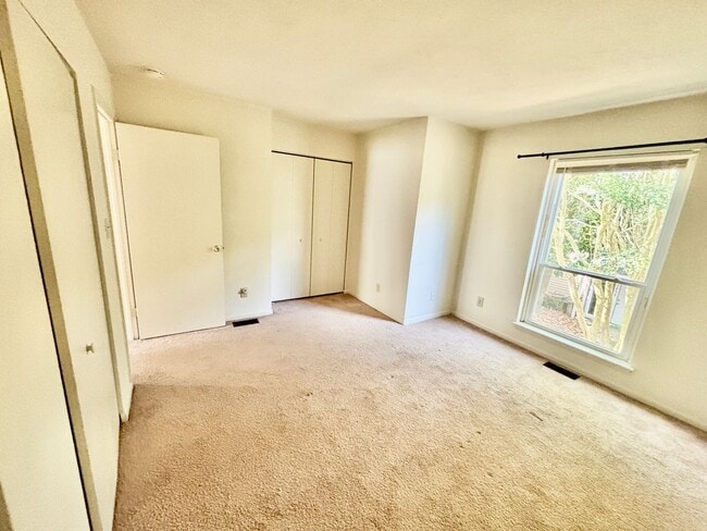 Building Photo - 2 bedroom/1.5 bathroom- The Midlands