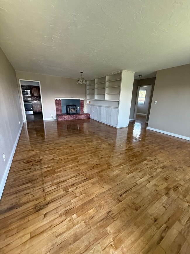 Building Photo - Spacious Ranch Rambler with 2 car garage