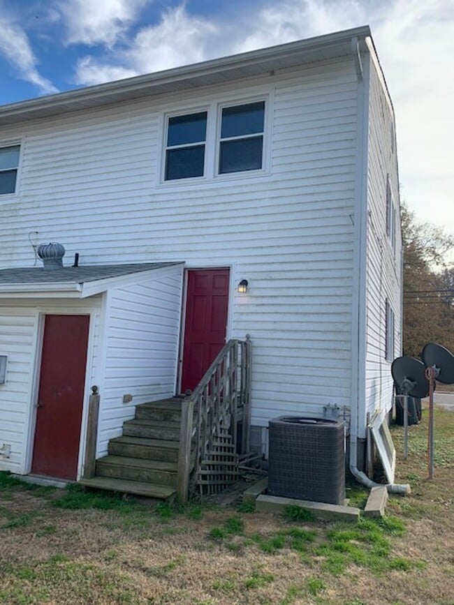 Building Photo - Modern & Traditional with Convenience