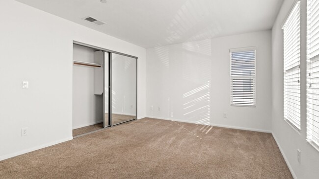 Building Photo - 2BR Townhouse in Imperial Beach with Washer/Dryer and Garage!