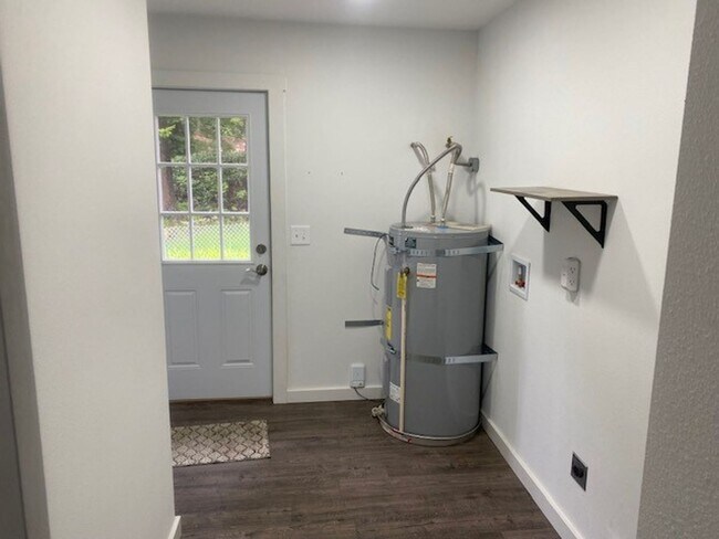 Building Photo - Remodeled 3 bed, 1 bath house with Large 2-car garage!