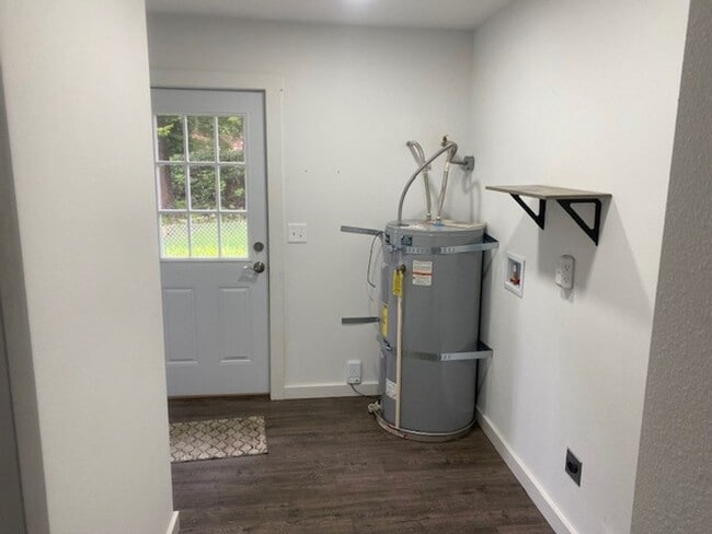Building Photo - Remodeled 3 bed, 1 bath house with Large 2...