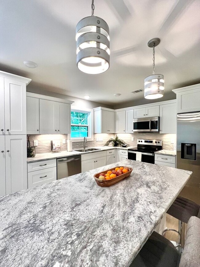 Building Photo - TOWNHOME ON WEST SIDE NEAR FIVE OAKS GOLF ...
