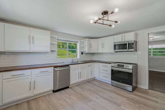 Building Photo - 8624 Walnut Springs Ln