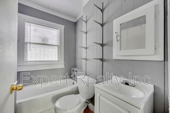Building Photo - 608 5th Ave