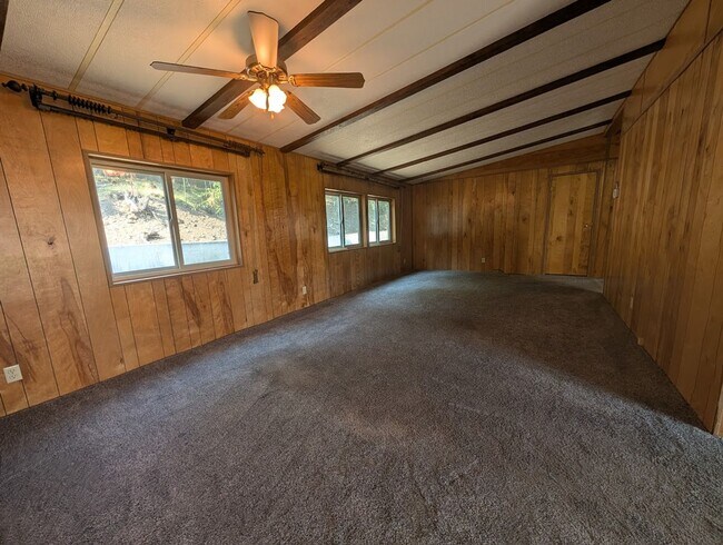Building Photo - Spacious Horse Property on Thunderhill Roa...