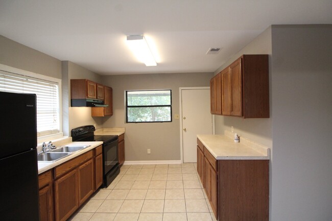 Building Photo - 3 bed 1 bath duplex with almost 1400 sqft ...