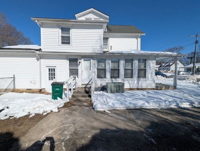 Building Photo - 3 Bedroom 2 Bath SFH