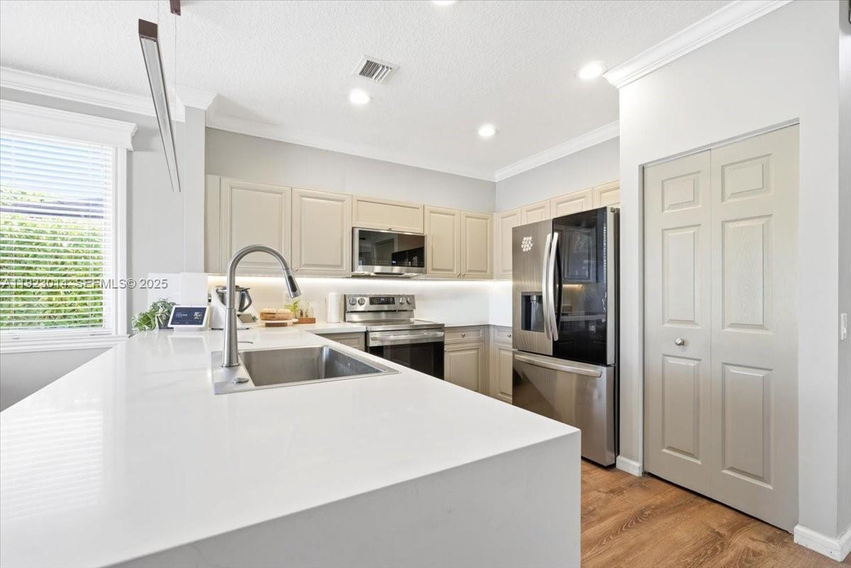 Building Photo - 920 Golden Cane Dr